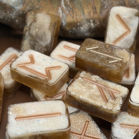 Runensteine aus Kunstharz – Set im nordischen Stil