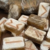 Runensteine aus Kunstharz – Set im nordischen Stil