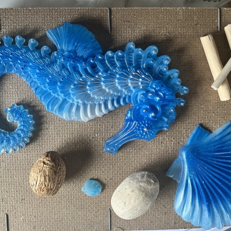 Handgefertigtes Seepferdchen aus Epoxidharz – Blau mit Glitzer 