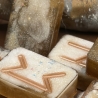Runensteine aus Kunstharz – Set im nordischen Stil