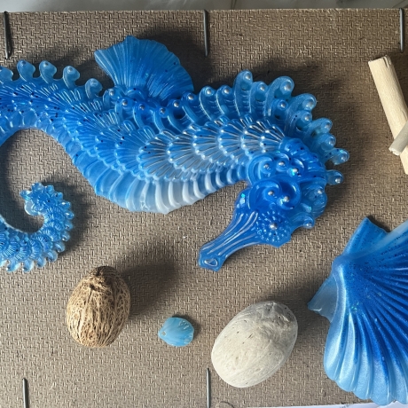 Handgefertigtes Seepferdchen aus Epoxidharz – Blau mit Glitzer 