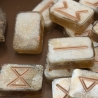 Runensteine aus Kunstharz – Set im nordischen Stil