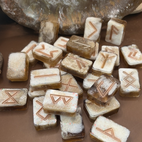 Runensteine aus Kunstharz – Set im nordischen Stil
