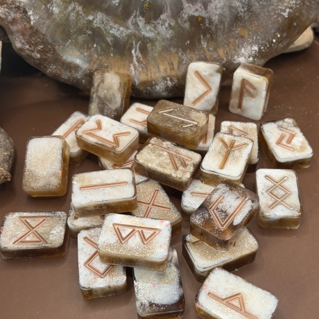 Runensteine aus Kunstharz – Set im nordischen Stil