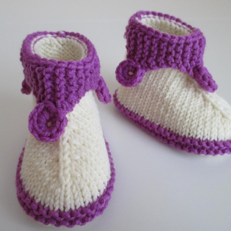 gemusterte Babyschuhe 0-3 Monate gestrickt natur lila