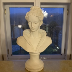 Wunderschöne Büste der Marquise. 51 cm.