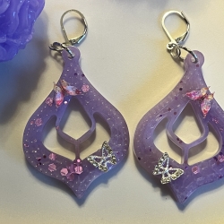 Ohrringe Lila mit Schmetterlingen – Handmade aus Epoxidharz 	Ohrringe Lila mit Schmetterlingen – Handmade aus Epoxidharz