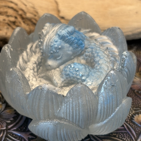 Mystische Fantasy-Dekoration in schimmernden Pastellfarben