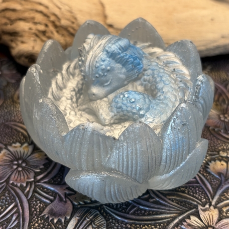 Mystische Fantasy-Dekoration in schimmernden Pastellfarben