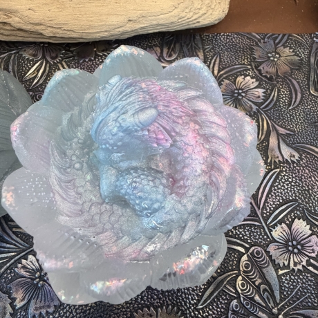 Mystische Fantasy-Dekoration in schimmernden Pastellfarben