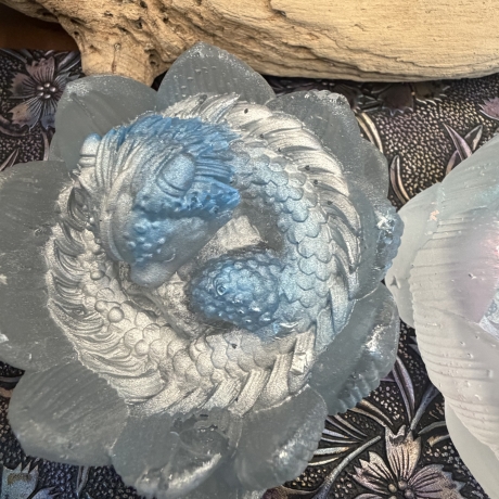 Mystische Fantasy-Dekoration in schimmernden Pastellfarben
