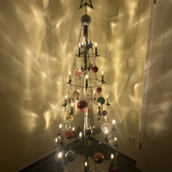 Weihnachtsbaum handgefertigt aus Holz und Metall 185 cm hoch 