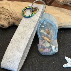 Handmade Schlüsselanhänger Flip-Flop aus Epoxidharz mit Filzband 