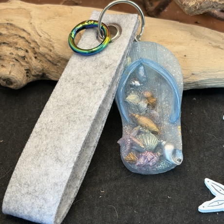 Handmade Schlüsselanhänger Flip-Flop aus Epoxidharz mit Filzband 