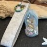 Handmade Schlüsselanhänger Flip-Flop aus Epoxidharz mit Filzband 