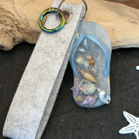 Handmade Schlüsselanhänger Flip-Flop aus Epoxidharz mit Filzband 