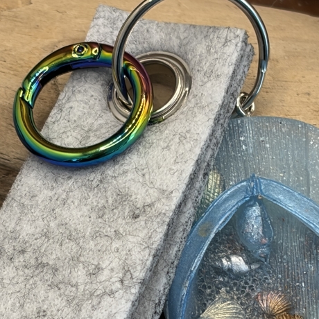 Handmade Schlüsselanhänger Flip-Flop aus Epoxidharz mit Filzband 