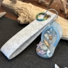 Handmade Schlüsselanhänger Flip-Flop aus Epoxidharz mit Filzband 
