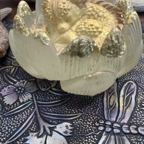 Mystische Fantasy-Dekoration in schimmernden Pastellfarben