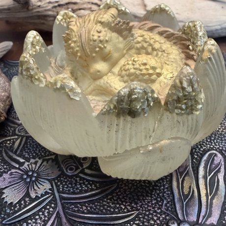 Mystische Fantasy-Dekoration in schimmernden Pastellfarben