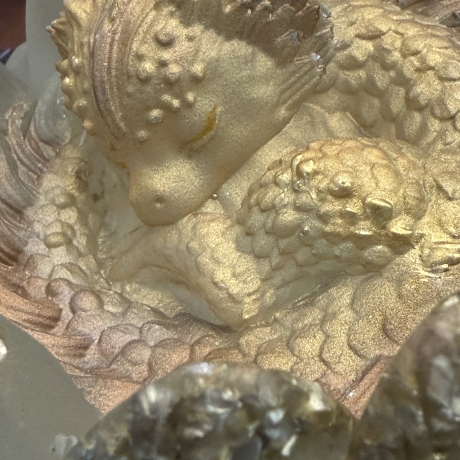 Mystische Fantasy-Dekoration in schimmernden Pastellfarben