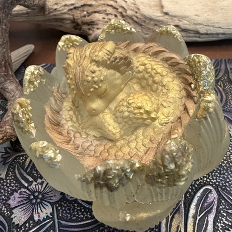 Mystische Fantasy-Dekoration in schimmernden Pastellfarben