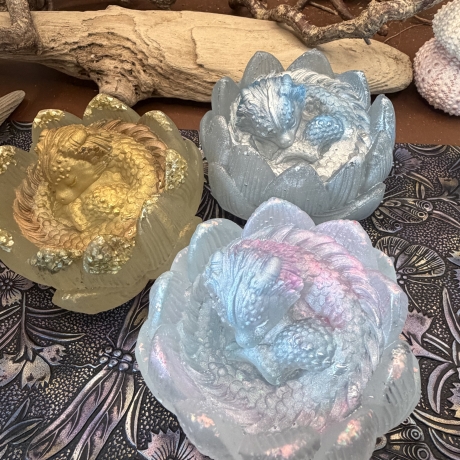 Mystische Fantasy-Dekoration in schimmernden Pastellfarben