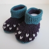 Babyschuhe gestrickt 3-6 Monate Modell Brombeere aus lila Wolle