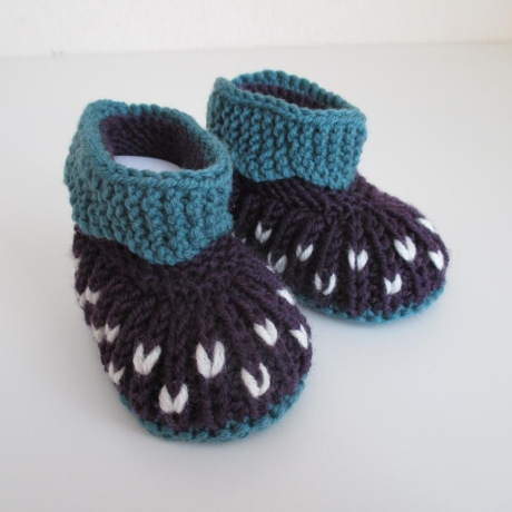 Babyschuhe gestrickt 3-6 Monate Modell Brombeere aus lila Wolle