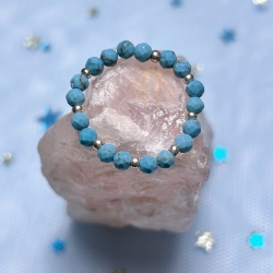 Flexibler Ring aus Magnesit hergestellt. Edelstein, Heilstein.