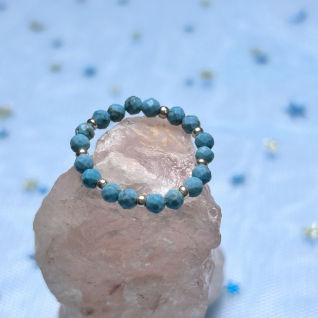 Flexibler Ring aus Magnesit hergestellt. Edelstein, Heilstein.