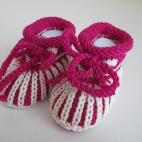 pink weiß gestreifte Babyschuhe 0-3 Monate gestrickt aus Wolle