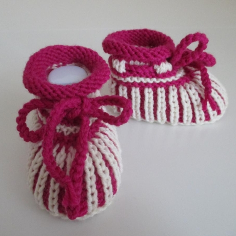 pink weiß gestreifte Babyschuhe 0-3 Monate gestrickt aus Wolle