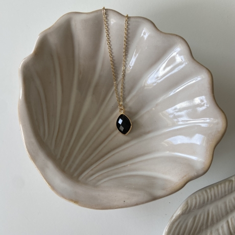 Marigria Jewerlry - Kette mit schwarzem Glasstein-Anhänger