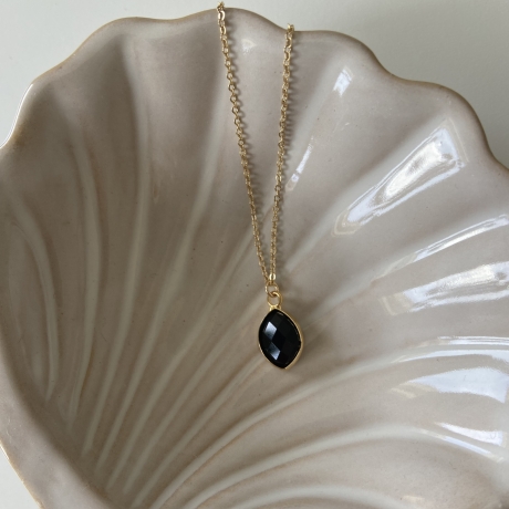 Marigria Jewerlry - Kette mit schwarzem Glasstein-Anhänger