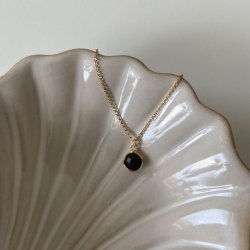 Marigria Jewerlry - Kette mit schwarzem Glasstein-Anhänger