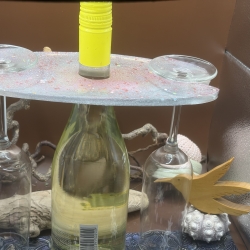 Handgefertigter Weinflaschenhalter mit 2 Glashaltern – Unikat