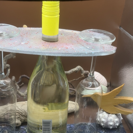 Handgefertigter Weinflaschenhalter mit 2 Glashaltern – Unikat