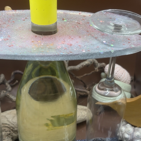 Handgefertigter Weinflaschenhalter mit 2 Glashaltern – Unikat