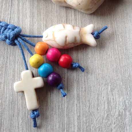 Farbenfroher Schlüsselanhänger mit Kreuz und Fisch