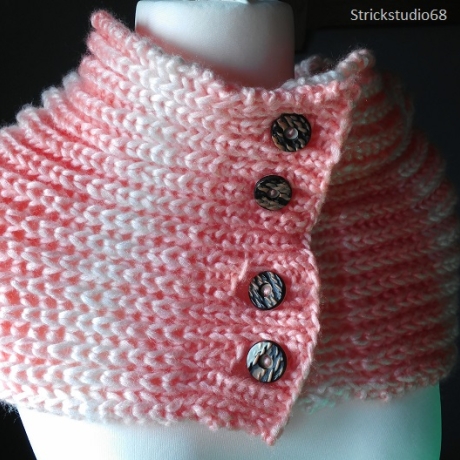 Strickschal mit Knöpfen - handgestrickt - Patentmuster- lachsfarb