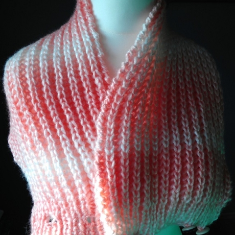 Strickschal mit Knöpfen - handgestrickt - Patentmuster- lachsfarb