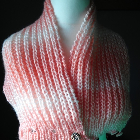 Strickschal mit Knöpfen - handgestrickt - Patentmuster- lachsfarb
