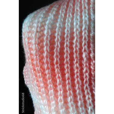 Strickschal mit Knöpfen - handgestrickt - Patentmuster- lachsfarb