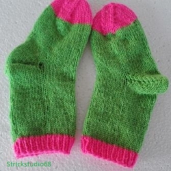 Kindersocken  Gr.22/23  handgestrickt mit 2 Neon-Farben Kindersocken  Gr.22/23  handgestrickt mit 2 Neon-Farben