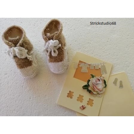 Babyschuhe und Glückwunschkarte als Set