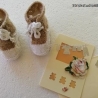 Babyschuhe und Glückwunschkarte als Set