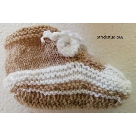 Babyschuhe und Glückwunschkarte als Set