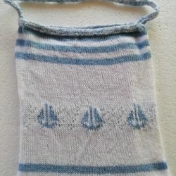 Handgestrickter Beutel mit kleinen eingestrickten Booten Handgestrickter Beutel mit kleinen eingestrickten Booten