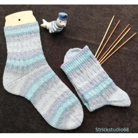 Socken Gr. 40/41 hangestrickt Farbverlauf blau Muster